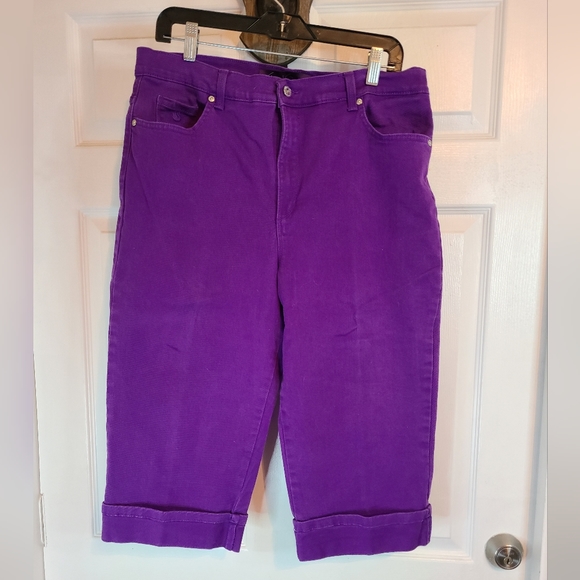 (582) Gloria Vanderbilt Woman's Amanda Classic Capri's, Size: 16 Color: Purple - Picture 3 of 15
